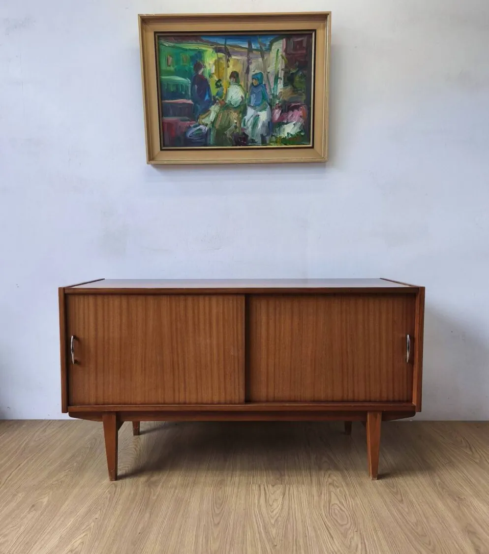 Buffet moderniste des années 1970.