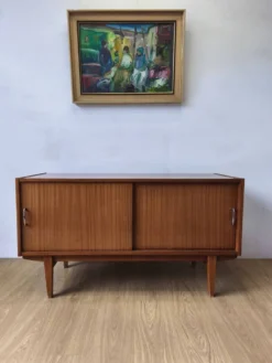 Buffet moderniste des années 1970.