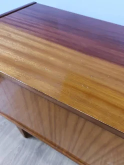 Buffet moderniste des années 1970.