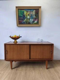 Buffet moderniste des années 1970.