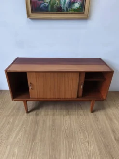 Buffet moderniste des années 1970.