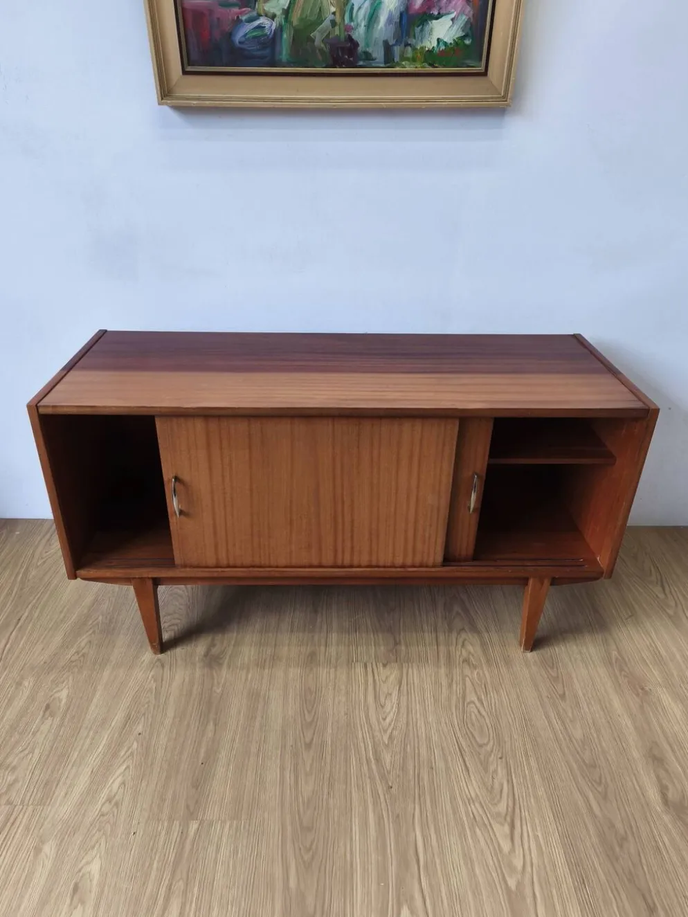 Buffet moderniste des années 1970.