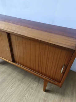 Buffet moderniste des années 1970.