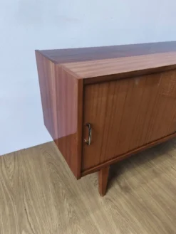 Buffet moderniste des années 1970.