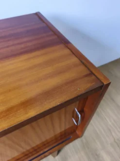 Buffet moderniste des années 1970.