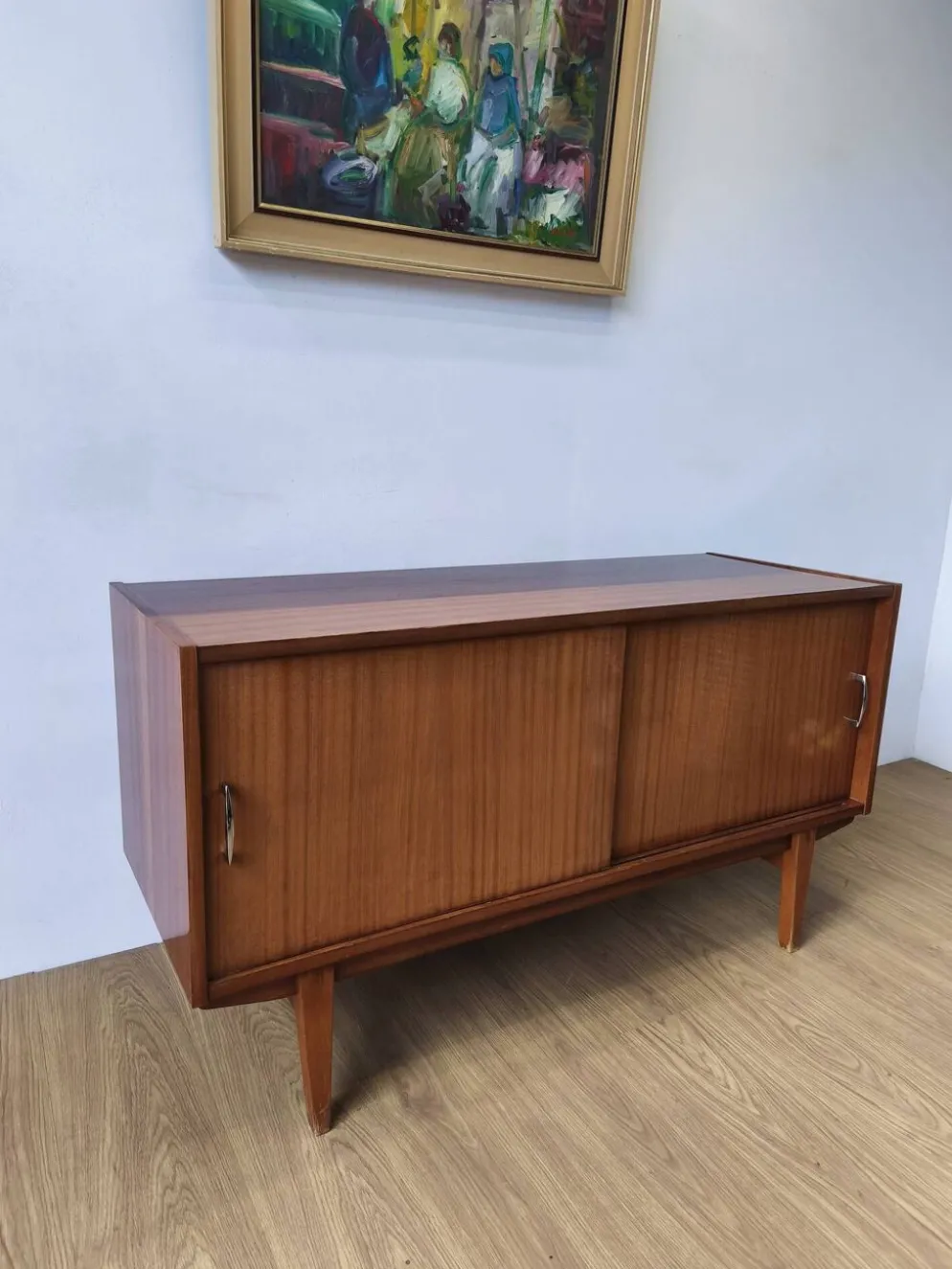 Buffet moderniste des années 1970.