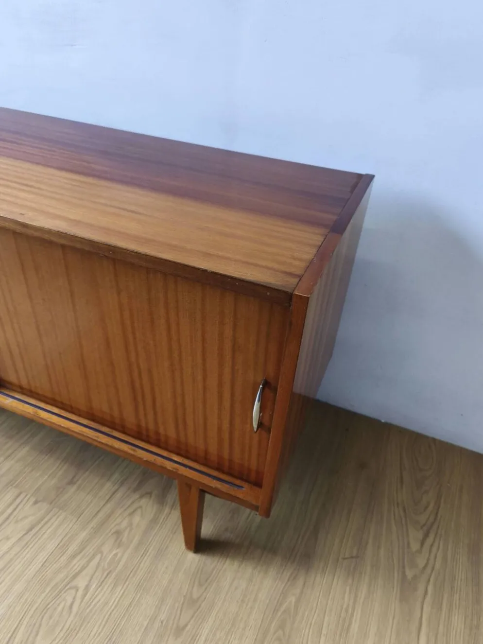 Buffet moderniste des années 1970.
