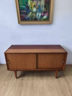 Buffet moderniste des années 1970.