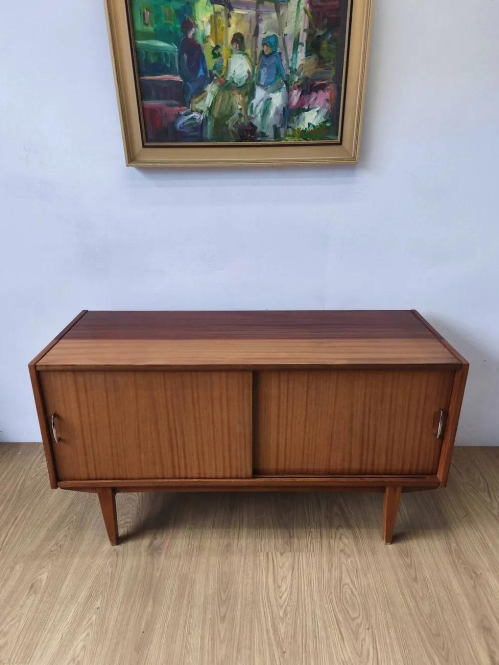 Buffet moderniste des années 1970.