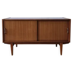 Buffet moderniste des années 1970.