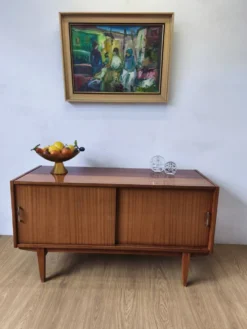 Buffet moderniste des années 1970.