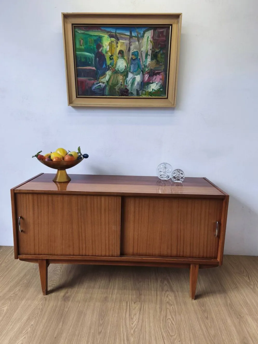 Buffet moderniste des années 1970.