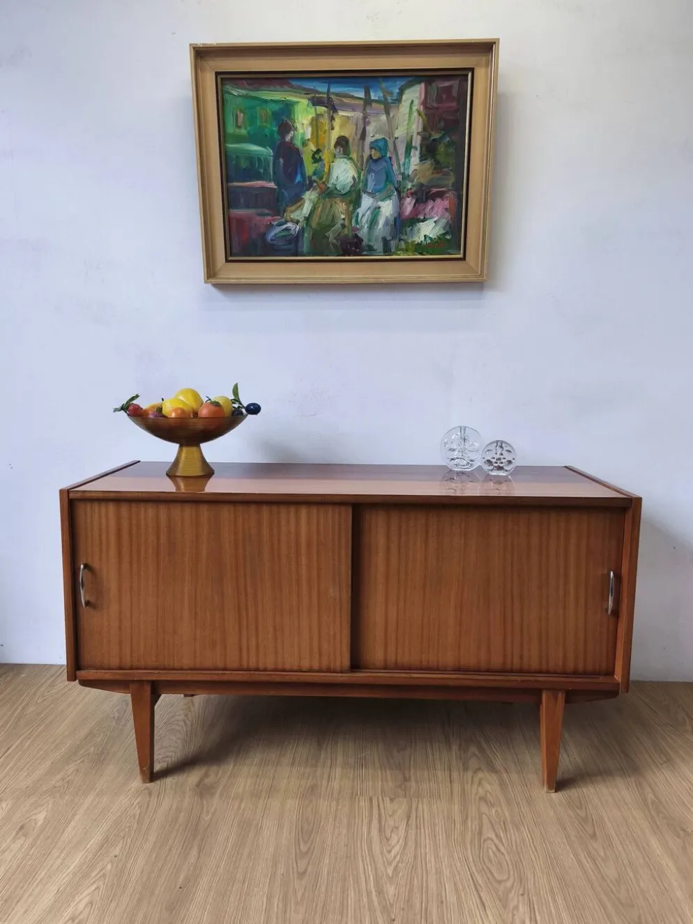 Buffet moderniste des années 1970.