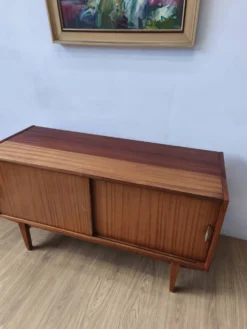 Buffet moderniste des années 1970.