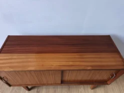 Buffet moderniste des années 1970.
