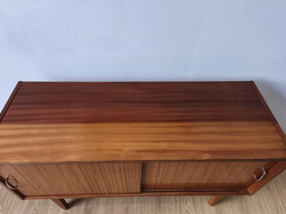 Buffet moderniste des années 1970.
