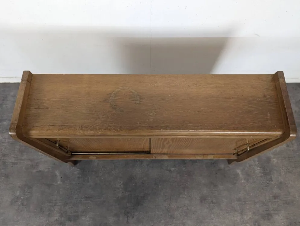 Buffet moderniste en chêne à porte coulissante