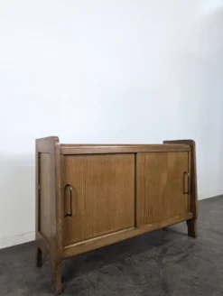 Buffet moderniste en chêne à porte coulissante