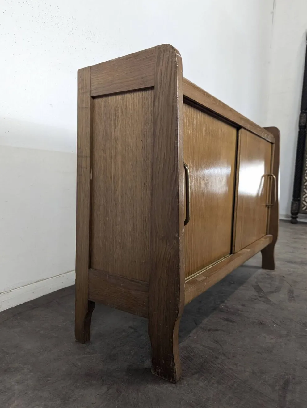 Buffet moderniste en chêne à porte coulissante