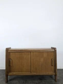 Buffet moderniste en chêne à porte coulissante