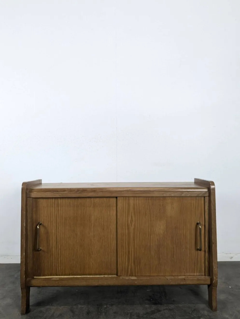Buffet moderniste en chêne à porte coulissante