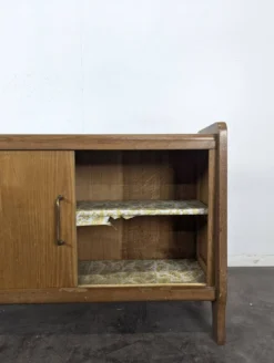 Buffet moderniste en chêne à porte coulissante