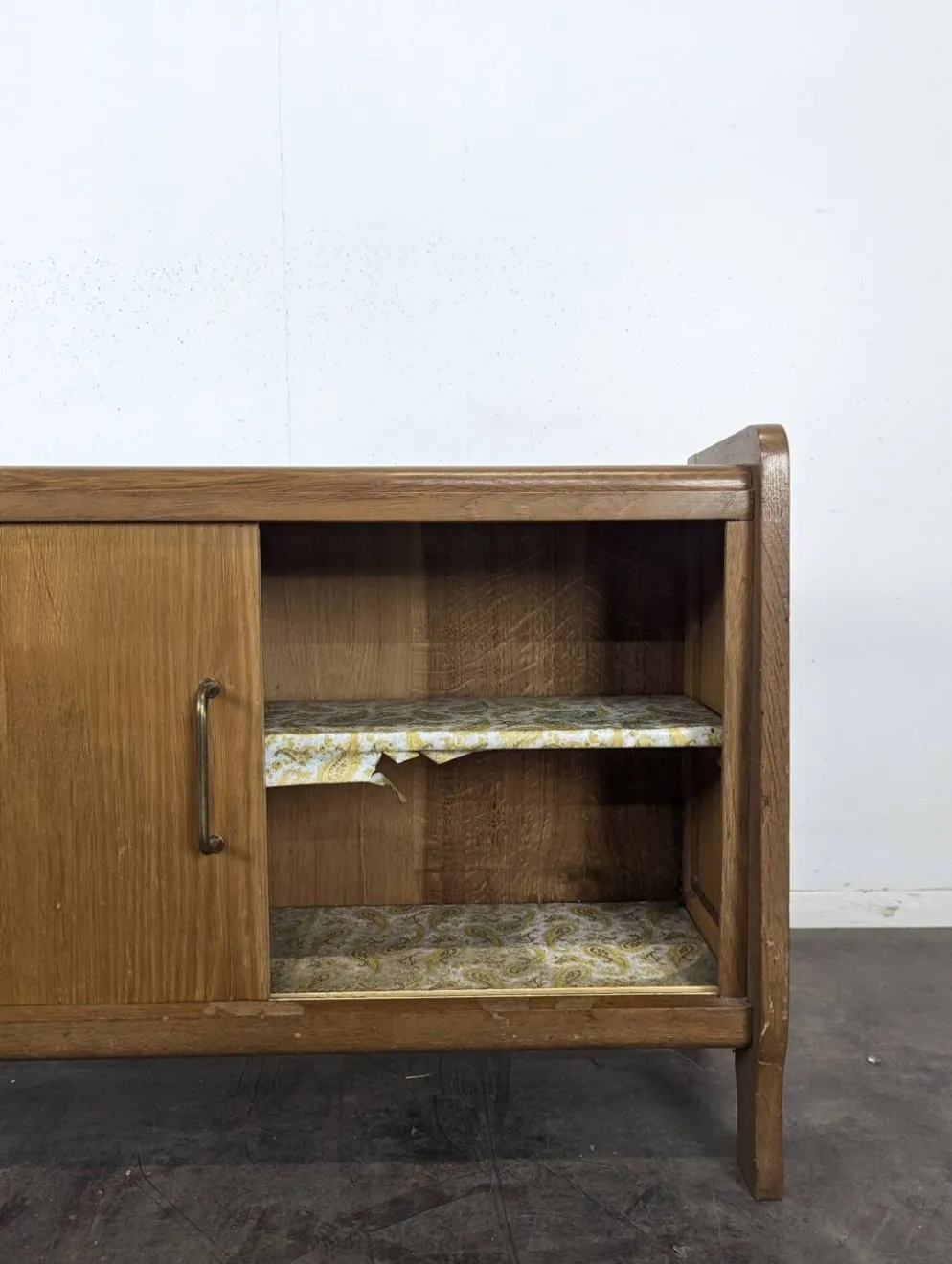 Buffet moderniste en chêne à porte coulissante