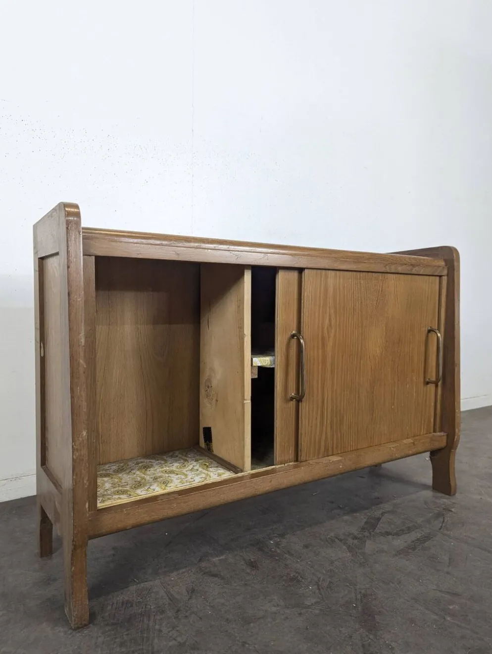 Buffet moderniste en chêne à porte coulissante