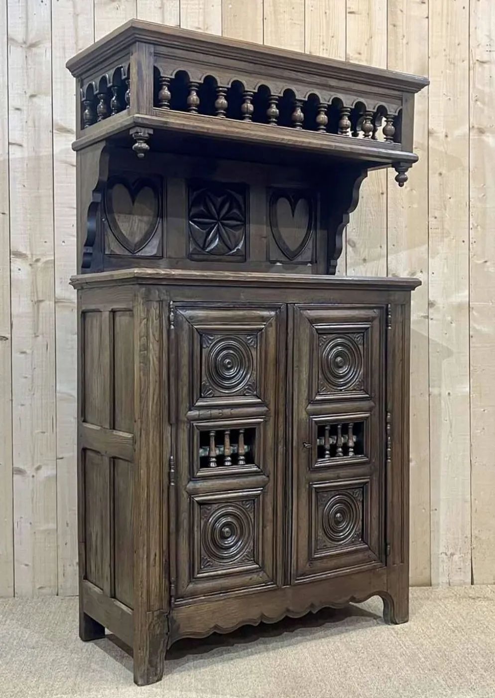 Buffet néo breton des années 50 en châtaignier