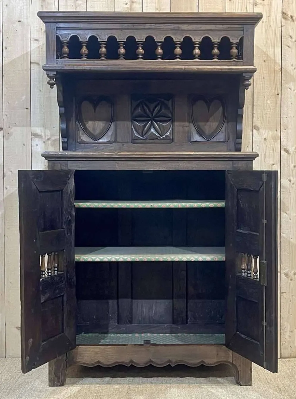 Buffet néo breton des années 50 en châtaignier