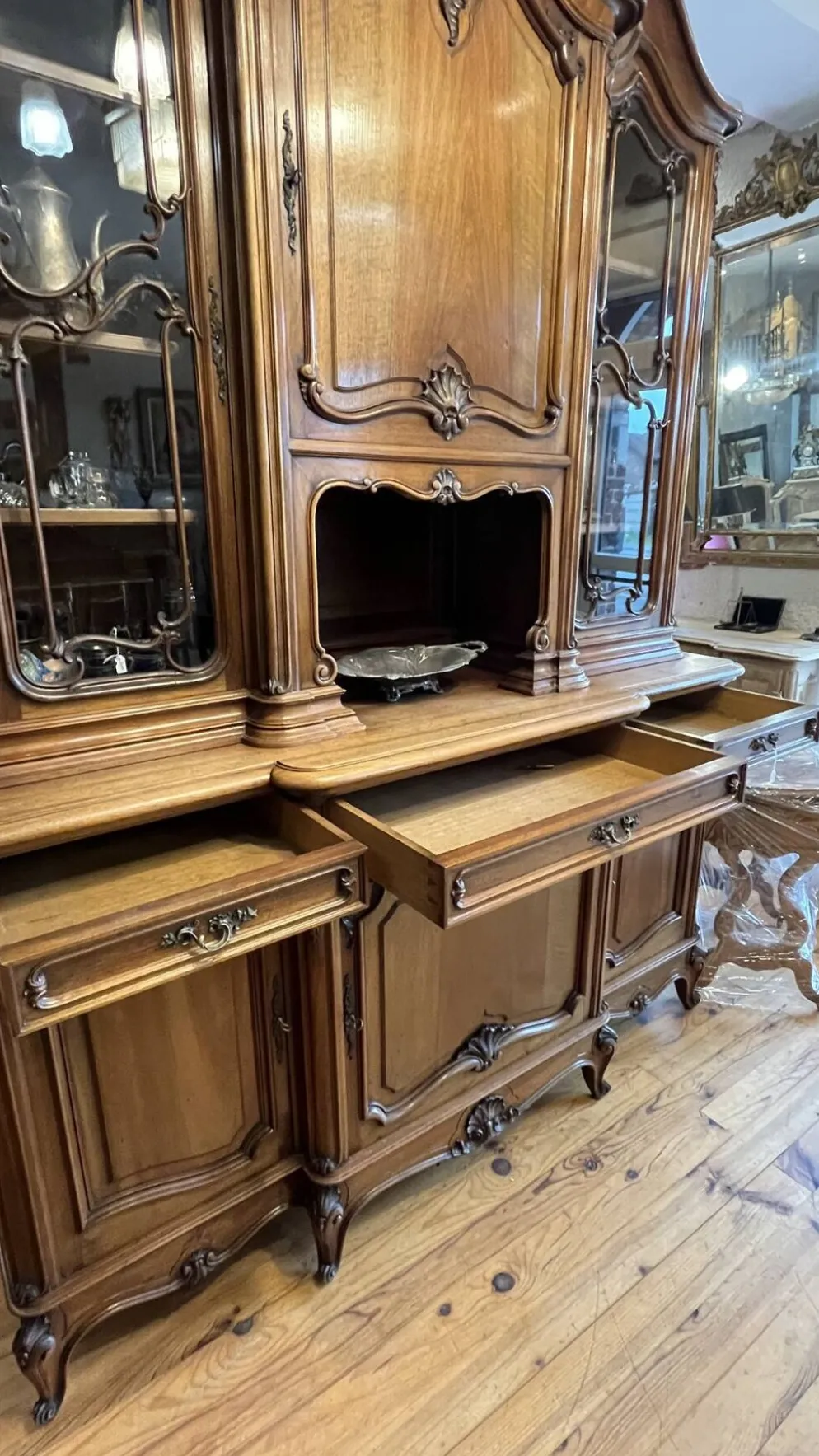 Buffet Noyer de style Louis XV