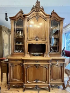 Buffet Noyer de style Louis XV