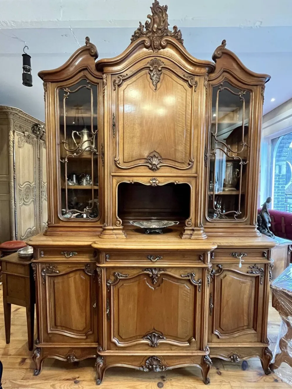 Buffet Noyer de style Louis XV
