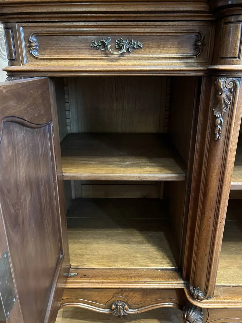 Buffet Noyer de style Louis XV
