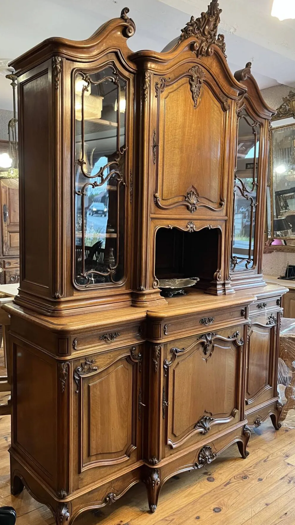 Buffet Noyer de style Louis XV