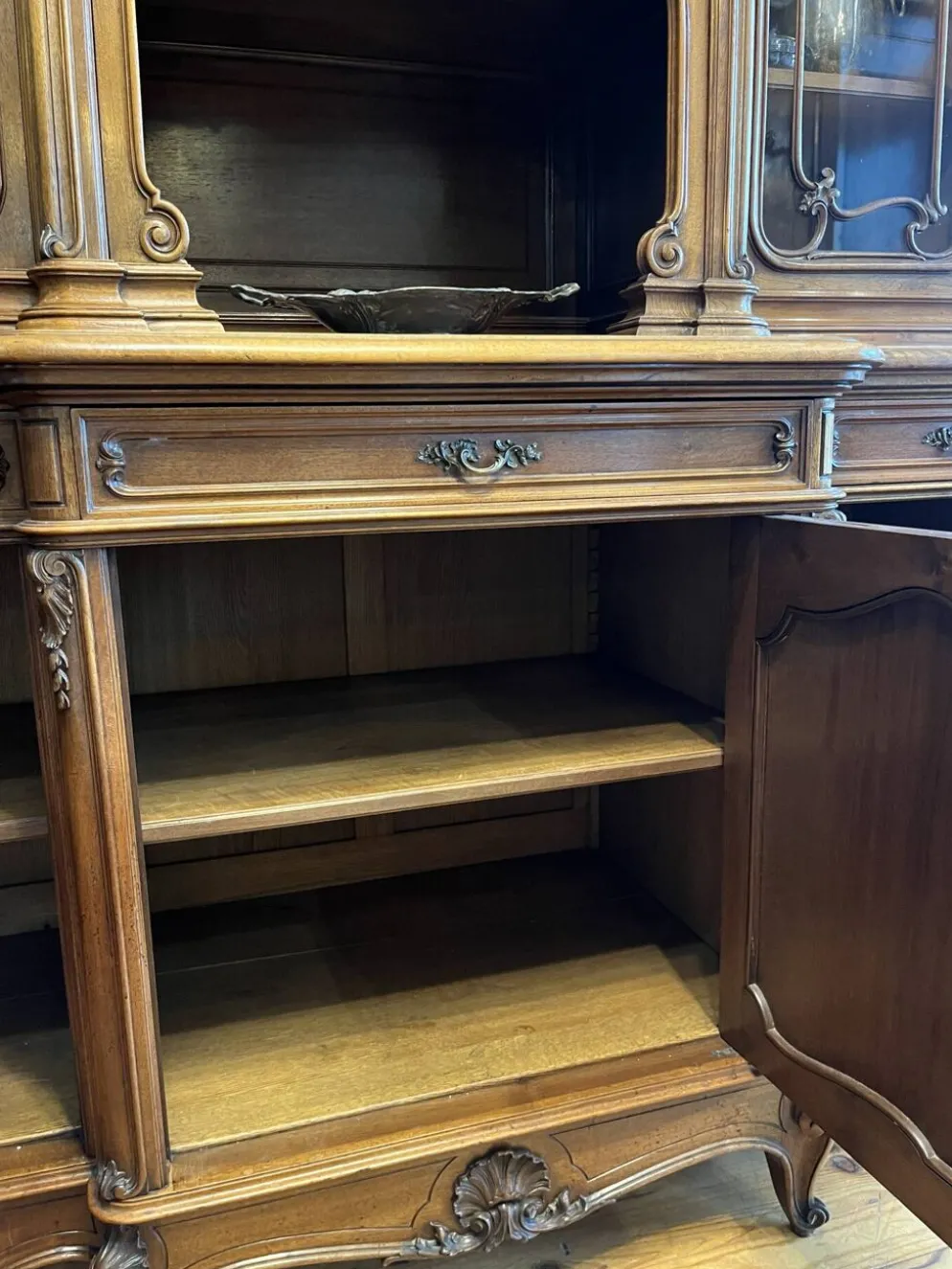 Buffet Noyer de style Louis XV