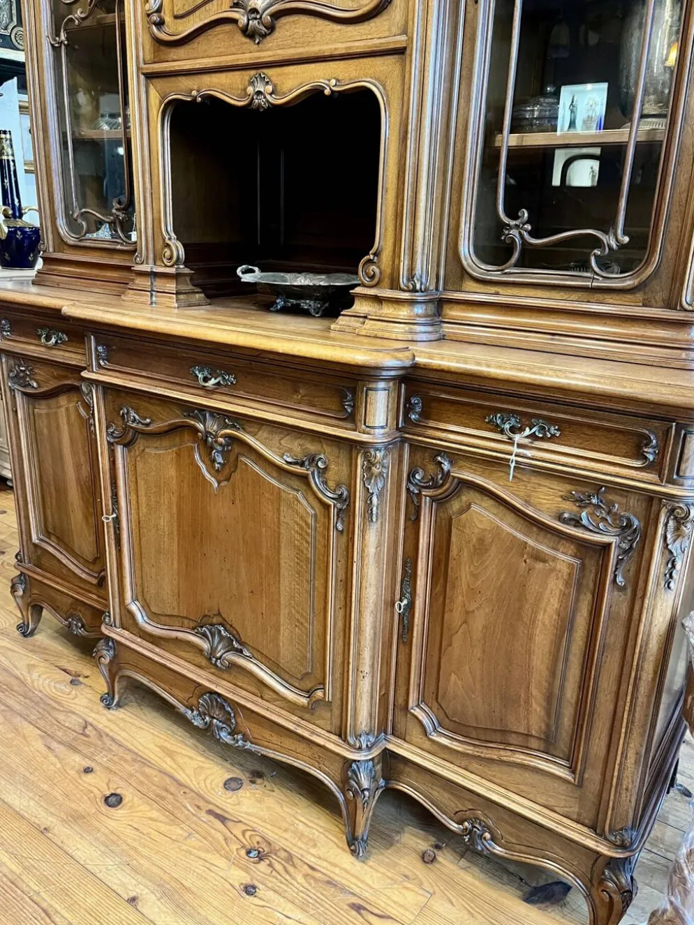 Buffet Noyer de style Louis XV