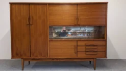 Buffet ou enfilade haute moderniste en teck, France vers 1960