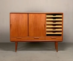 Buffet ou haut buffet Gunni Omann en teck pour Omann Jun Møbelfabrik, Danemark.
