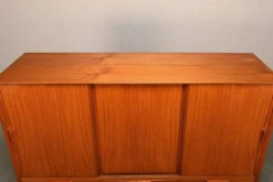 Buffet ou haut buffet Gunni Omann en teck pour Omann Jun Møbelfabrik, Danemark.