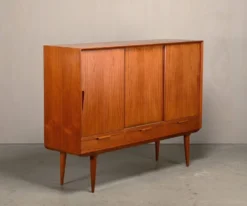 Buffet ou haut buffet Gunni Omann en teck pour Omann Jun Møbelfabrik, Danemark.