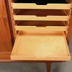 Buffet ou haut buffet Gunni Omann en teck pour Omann Jun Møbelfabrik, Danemark.