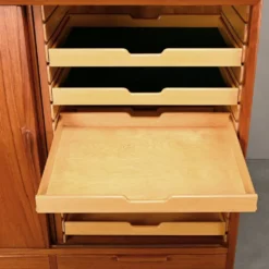 Buffet ou haut buffet Gunni Omann en teck pour Omann Jun Møbelfabrik, Danemark.