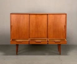 Buffet ou haut buffet Gunni Omann en teck pour Omann Jun Møbelfabrik, Danemark.