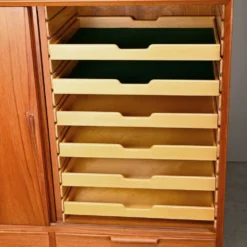Buffet ou haut buffet Gunni Omann en teck pour Omann Jun Møbelfabrik, Danemark.