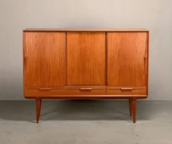 Buffet ou haut buffet Gunni Omann en teck pour Omann Jun Møbelfabrik, Danemark.