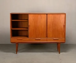 Buffet ou haut buffet Gunni Omann en teck pour Omann Jun Møbelfabrik, Danemark.