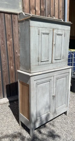 buffet parisien ancien gris bien rustique. Ses
