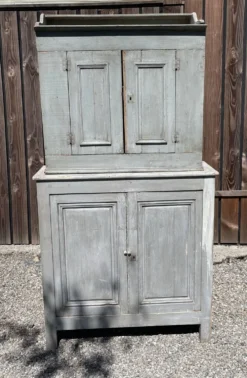 buffet parisien ancien gris bien rustique. Ses