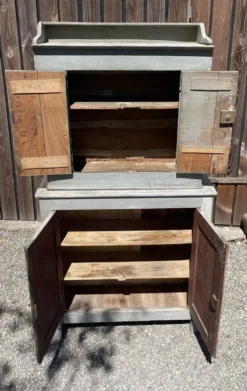 buffet parisien ancien gris bien rustique. Ses